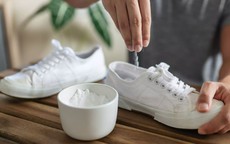 Cách xử lý giày dép bị ẩm ướt và hôi trong mùa mưa cực hiệu quả