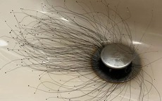 Người đàn ông sốc nặng khi thấy thứ đáng sợ mọc ra từ bồn rửa mặt