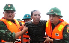 Clip cảnh 8 thuyền viên tàu cá bị chìm bám dây bơi vào bờ