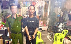 Ngụy trang, cất giấu 20kg bạc dưới đế giày rồi vận chuyển trái phép qua biên giới