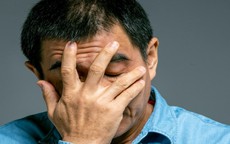 Con trai đau đớn vì phải thuê người hương khói cha mẹ ở quê