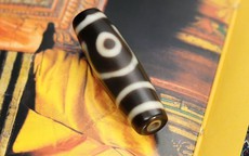 3 con giáp Dậu, Tuất, Hợi đeo viên đá Dzi 2 mắt giúp gia đạo giàu phúc khí, hạnh phúc viên mãn