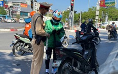 Hà Nội: Hàng trăm trường hợp che, dán biển số xe, sử dụng điện thoại khi lái xe bị CSGT xử phạt