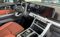 Xe ô tô 7 chỗ hạng sang giảm sốc tới 400 triệu đồng, trang bị đẳng cấp thương gia, rẻ chỉ ngang xe hybrid tầm trung