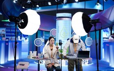 Thất nghiệp, giới trẻ Trung Quốc rải CV săn việc tại nơi không ngờ tới, vừa có thêm thu nhập, vừa mở rộng quan hệ