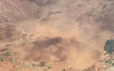 Video: Cận cảnh vụ sạt lở kinh hoàng, đất trút ào ạt như 'thác' ở miền núi Đà Nẵng