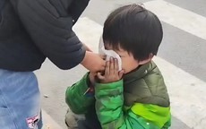 Xót xa hình ảnh bé gái lom khom nhặt đồ ăn bên đường giữa giá rét