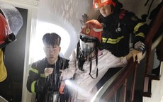 Cảnh sát giải cứu người phụ nữ mắc kẹt trong nhà 7 tầng đang cháy ở Hà Nội