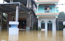 Lũ dâng hơn 2m nhấn chìm ngôi làng miền núi ở Huế
