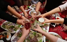 Họp lớp 25 năm, 20 người tái mặt vì hóa đơn bữa nhậu: Đi về đồng loạt rời nhóm