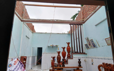 Kinh hoàng lốc xoáy càn quét lúc nửa đêm, hàng loạt nhà dân ở Đà Nẵng tốc mái, hư hỏng nặng