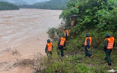 100 người tìm kiếm tài xế xe đầu kéo vượt rào chắn bị lũ cuốn mất tích