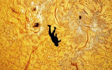 Bức ảnh "Người rơi trên Mặt trời" đang gây sốt khắp cõi mạng được chụp như thế nào?