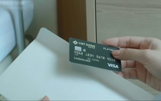 Phó viện trưởng Hồng Thu (Hồng Diễm) phát hiện thẻ đen bí ẩn của chồng