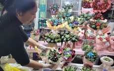 Loại cây cảnh bán chạy giá từ 80.000 đồng được phụ huynh và học sinh săn lùng để làm quà tặng thầy cô 