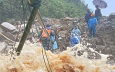 Thót tim cảnh dựng cầu tạm đưa cô giáo mang thai qua dòng lũ chảy xiết