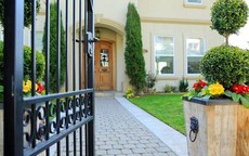 Kiêng kỵ cổng đâm vào cửa chính, cách hóa giải đơn giản, hiệu quả