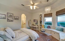 Đây là lý do vì sao không nên đặt giường đối diện cửa sổ 