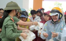 Những suất ăn ấm lòng người dân vùng lũ