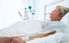 Có lương hưu nhưng vẫn lao lực làm thêm vì con: Nằm viện 20 ngày khiến cụ bà tỉnh ngộ