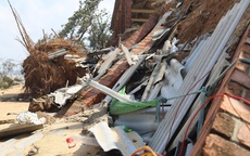 Bãi biển Hàm Rồng tan hoang sau các đợt mưa bão