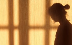 Quen 29 ngày đã cưới, chồng sốc khi thấy vợ cười vô thức, khó giao tiếp