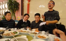 Gặp lại đồng nghiệp sau 20 năm: Ai cũng làm giám đốc nhưng cuộc sống khác xa tưởng tượng