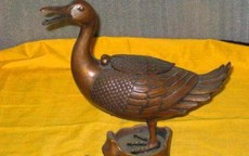 Dốc toàn bộ tiền tiết kiệm 1,3 tỷ đồng mua 'chú vịt đồ chơi', cả gia đình ngã quỵ khi biết giá trị thực từ chuyên gia