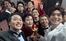 Nam chính 'Mưa đỏ' xúc động nâng cup vàng danh giá 