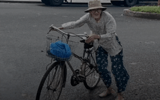 Hình ảnh cụ bà 85 tuổi còng lưng giữa gió lớn ở Đắk Lắk khiến nhiều người nghẹn lòng