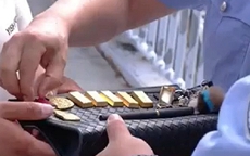 Phát hiện nửa cân vàng giá 1,4 tỷ đồng trên đường khi đang đi chơi