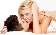 5 kiểu 'đụng chạm' khiến đàn ông lập tức muốn gần vợ hơn