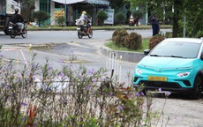 Cận cảnh ô tô ào ạt 'chui' vào đường làng để né trạm thu phí trên Quốc lộ 1