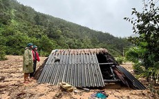 Sạt lở do mưa lớn vùi lấp gần hết 1 khu dân cư ở miền núi Đà Nẵng