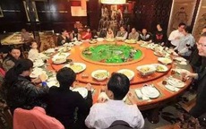 Đi họp lớp bị khinh thường, cú quẹt thẻ cuối cùng của người đàn ông khiến cả bàn cúi đầu xấu hổ