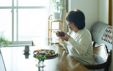 Nghỉ hưu đi trông cháu, mẹ chồng lương hưu 20 triệu vẫn 'ngậm đắng nuốt cay' vì con dâu