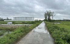 Trường tiền tỷ phơi mưa nắng vì thiếu phòng học