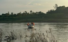 Lật thuyền đánh cá trên sông Lam, vợ được cứu sống, chồng mất tích