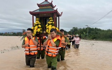 Xót xa cảnh đưa tang giữa dòng nước lũ