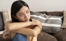 Mẹ mất sớm, bố tù tội, cô gái bật khóc khi nghe mẹ bạn trai nói một câu