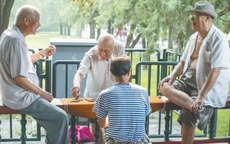 Gặp gỡ bạn bè tuổi nghỉ hưu: Tốt nhất đừng đụng vào 4 chủ đề này kẻo mất bạn