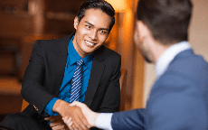 Không cần khoe mẽ: 5 đặc điểm của người có khí chất đi đến đâu cũng được nể trọng, chú ý