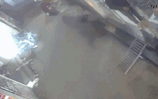 Hà Nội: Xe tải phóng vun vút trong ngõ nhỏ, gây tai nạn liên hoàn rồi bỏ chạy