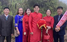 Nhà trai Hải Phòng bê trầu cau đi bộ 2km đường đất lầy lội để đón dâu gây sốt