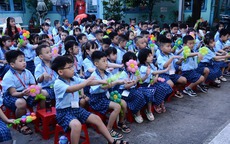 Nhiều trường từ chối nhận hoa 20/11, mong đổi thành sách vở để tặng học sinh