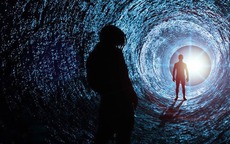Bí ẩn du hành thời gian: Từ lời tiên tri của John Titor đến bữa tiệc không người đến của Stephen Hawking