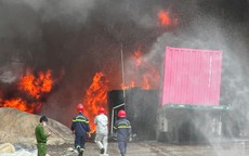 Cháy kho bãi kinh hoàng ở Đà Nẵng, khói đen che kín cả mảng trời