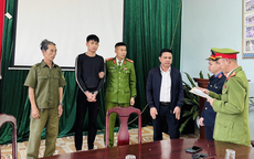 Nghịch tử cầm dao đuổi em, chém bố sau mâu thuẫn