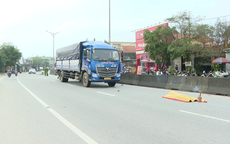 Cụ bà bị xe tải tông tử vong khi băng qua Quốc lộ 1