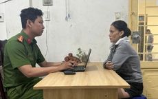 Video: Cận cảnh người phụ nữ lột bông tai vàng của bé 5 tuổi